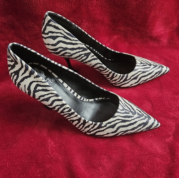 Vincent Camuto Kamerna3 Pumps, Size 9.5M. Black & White Tigre Lizard colors. - Picture 2 of 7